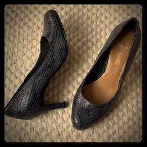 Clarks grey/black snakeskin pumps